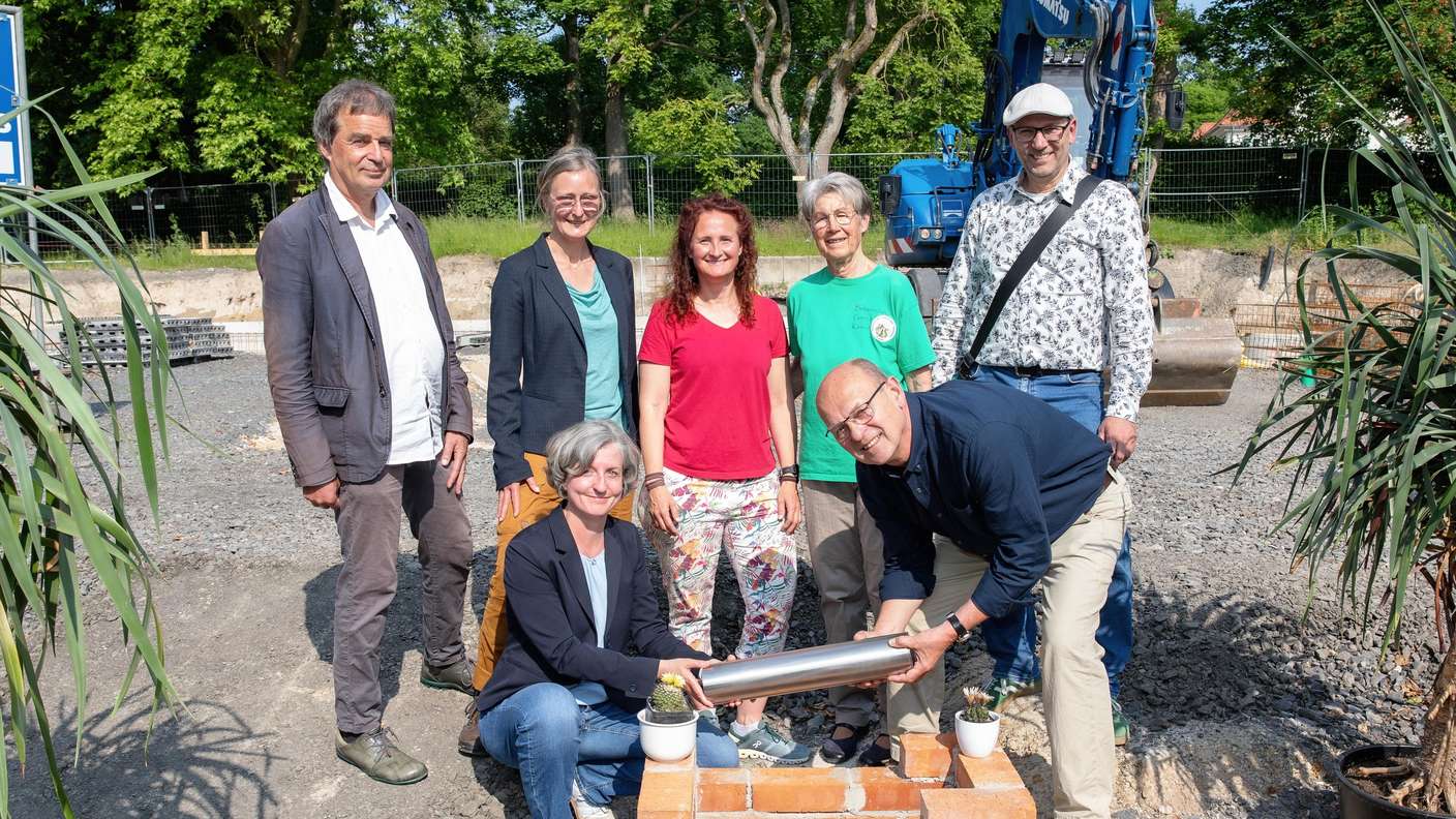 Bei der Grundsteinlegung: (hinten, von links) Stephan Amtsberg (Ortvorsteher Wehlheiden), Anja Starik (Leiterin des Umwelt- und Gartenamtes), Claudia Wiederhold (Schulbiologiezenrum Kassel), Christine Böhm (Kakteenfreunde Kassel), Volker Lange (Umwelt- und Gartenamt), (vorne, von links) Simone Fedderke (Stadtklimarätin), Peter Zypris (Freundeskreises Botanischer Garten und Park Schönfeld). © Andreas Weber
